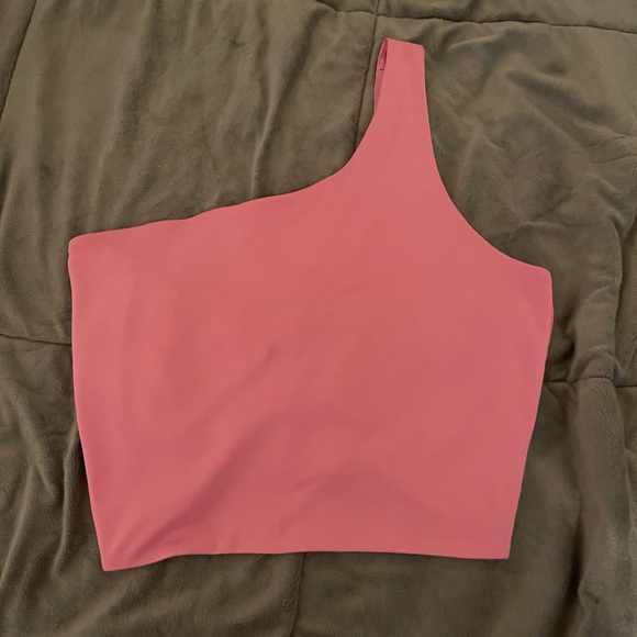 Super cute one shoulder top - Picture 2 of 7